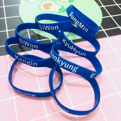 2 VÒNG TAY. LẮC TAY CAO SU SUPERJUNIOR KPOP THÀNH VIÊN KHÁC NHAU 