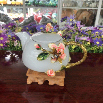 Bộ ấm trà chạm hoa hồng với ly chạm chữ đá bạch ngọc