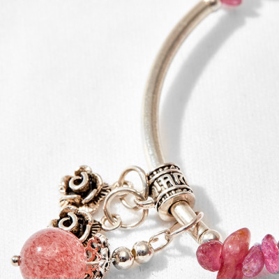 Vòng tay thạch anh dâu mix tinh thể ruby phối hoa hồng Ngọc Quý Gemstones