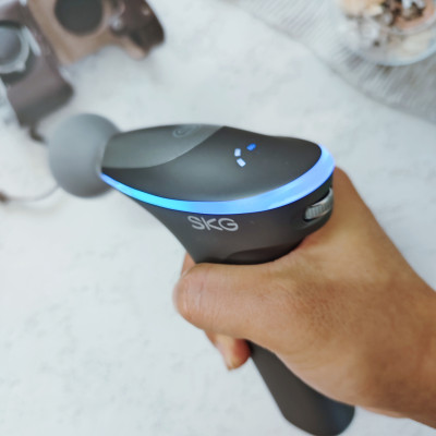 Súng massage SKG F7 với 5 chế độ Mát-xa và 3 chế độ Chườm nóng Giúp Nhanh Chóng làm Giãn cơ, giảm Stress,tăng Phục Hồi