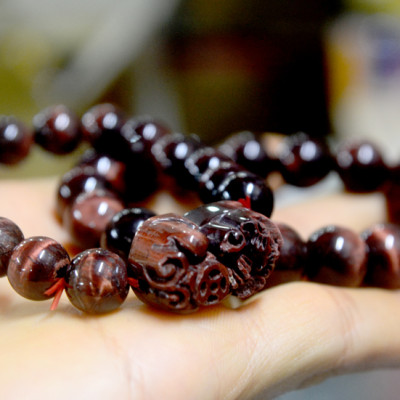 Vòng tay chuỗi đá phong thủy mắt hổ đỏ tỳ hưu