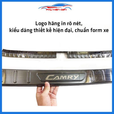 Ốp chống trầy cốp Camry 2019-2020-2021-2022 thép không gỉ vân titan bảo vệ xe chống va đập