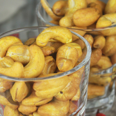 Combo Hạt Điều Nghệ Mật Ong Hải Long (250g) + Đậu Phộng Mè Cay Hải Long (250g)