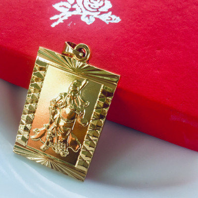 Set Mặt Dây Chuyền Mạ Vàng 18K Đúc Hình Quan Công, Kèm dây đeo da và hộp đựng trang sức.