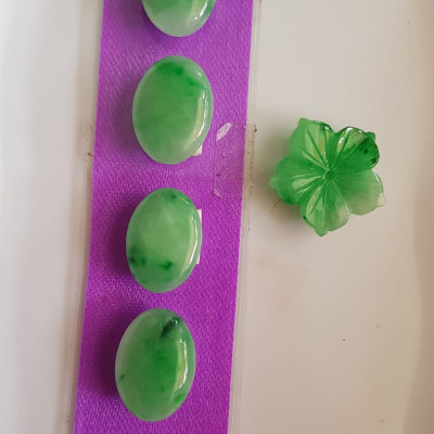 BỘ COMBO TRANG SỨC GỒM LẮC TAY OVAL VÀ MẶT DÂY CHUYỀN BÔNG HOA MAI  CHẤT LIỆU Đá CẨM THẠCH TỰ NHIÊN  MÀU XANH NGỌC BÓNG NỮ BỌC VÀNG ĐEO ĐẸP Ạ