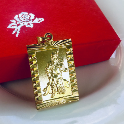 Set Mặt Dây Chuyền Mạ Vàng 18K Đúc Hình Quan Công, Kèm dây đeo da và hộp đựng trang sức.