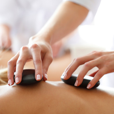 Dịch vụ massage body thư giãn với đá nóng