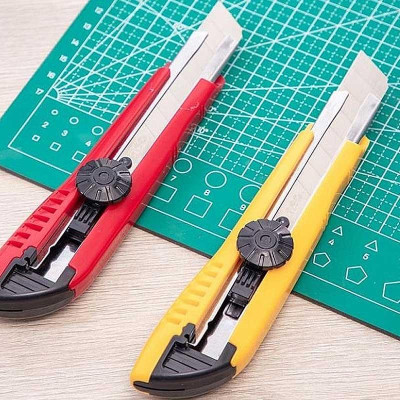 Dao Rọc Giấy - Deli 2043 - Màu Vàng