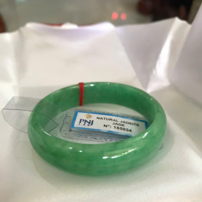 Vòng Tay Nữ Đá Ngọc Cẩm Thạch Tự Nhiên Bản Hẹ Sịn Đậu Lý Sao Ni 48mm Cao 12mm Dầy 6mm đã kiểm định kèm giấy chứng nhận P No 185034 Màu Xanh ngọc lý tươi bóng đều đẹp nữ tay nhỏ 35kg - 48kg ạ 