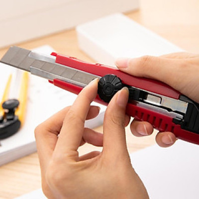 Dao rọc giấy Deli, Vàng, đỏ - 1 cái E2043