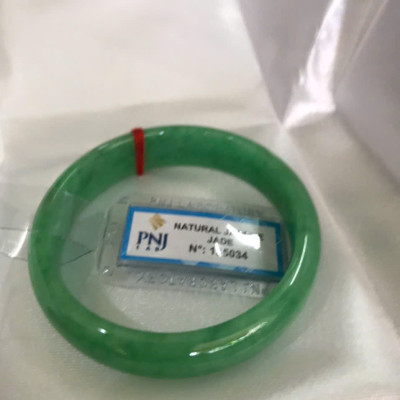 Vòng Tay Nữ Đá Ngọc Cẩm Thạch Tự Nhiên Bản Hẹ Sịn Đậu Lý Sao Ni 48mm Cao 12mm Dầy 6mm đã kiểm định kèm giấy chứng nhận P No 185034 Màu Xanh ngọc lý tươi bóng đều đẹp nữ tay nhỏ 35kg - 48kg ạ 