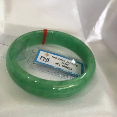 Vòng Tay Nữ Đá Ngọc Cẩm Thạch Tự Nhiên Bản Hẹ Sịn Đậu Lý Sao Ni 48mm Cao 12mm Dầy 6mm đã kiểm định kèm giấy chứng nhận P No 185034 Màu Xanh ngọc lý tươi bóng đều đẹp nữ tay nhỏ 35kg - 48kg ạ 