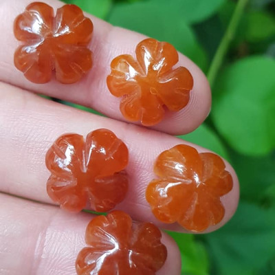 Mặt Bông Hoa cỏ 4 lá màu cam đậm nữ phối vòng tay,làm mặt nhẫn Chất liệu đá cẩm thạch size hạt 15mm x dầy 6mm Nữ về phối với vòng tay của mình đeo hay làm mặt nhẫn mặt dây chuyền đeo xinh ạ