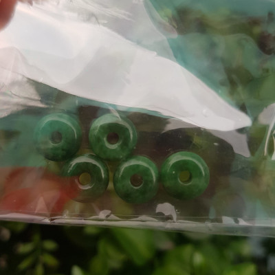 Bộ 5 đồng tiền đá cẩm thạch tự nhiên xanh ngọc đậm đều đẹp  Nữ Phối vòng tay,mặt dây chuyền vàng đeo cực kỳ xinh xắn ạ  Size hạt 9mm x dầy 3,8mm x lỗ ở giữa đk 2mm mệnh Thủy Mộc Hỏa ạ