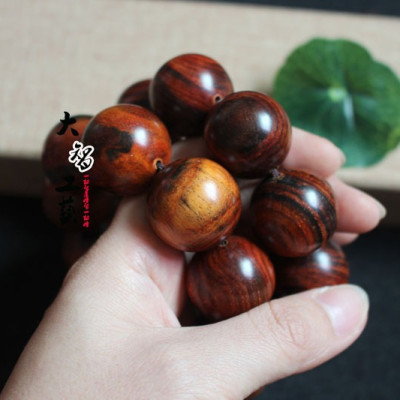 Set Vòng đeo tay Gỗ Sưa đỏ tự nhiên, kèm hộp đựng lót lụa