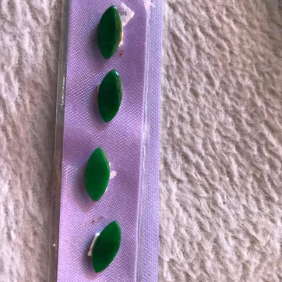 BỘ TRANG SỨC LẮC TAY HẠT DƯA NHỎ  MÀU XANH NGỌC TƯƠI ĐẸP Dài 12mm x đk 5,7mm  ĐÁ CẨM THẠCH TỰ NHIÊN bản mỏng NỮ LÀM LẮC Ạ