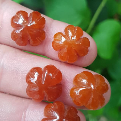 Mặt Bông Hoa cỏ 4 lá màu cam đậm nữ phối vòng tay,làm mặt nhẫn Chất liệu đá cẩm thạch size hạt 15mm x dầy 6mm Nữ về phối với vòng tay của mình đeo hay làm mặt nhẫn mặt dây chuyền đeo xinh ạ