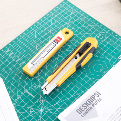 Dao Rọc Giấy Deli, Cao Su Mềm Kèm Hộp Lưỡi Dao, Loại 8 Lưỡi Tách Rời, Vàng - 1 Cái - E2068