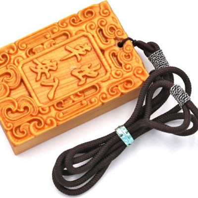 Vòng cổ mặt gỗ ngọc am khắc chữ Xuất Nhập Bình An MG102