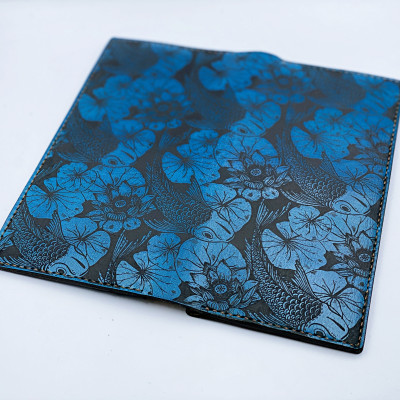 Ví nữ cầm tay da bò handmade họa tiết cá Koi