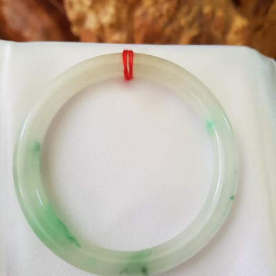 Vòng cẩm thạch tự nhiên A Sịn 48mm x 7mm màu Trắng VÂN XANH Lý lam vàng nhẹ 1 bên Size vòng 48mm x 7mm Bóng thiệt là đẹp ạ Chất liệu đá cẩm thạch tự nhiên Nữ tay nhỏ 35kg - 49kg ạ