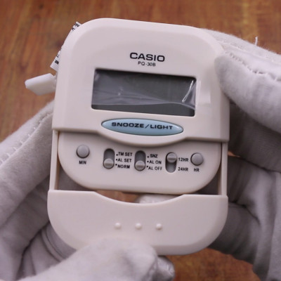 Đồng Hồ Báo Thức Du Lịch - Để Bàn Điện Tử Casio PQ-30B-7DF Màu Trắng 6X6 cm