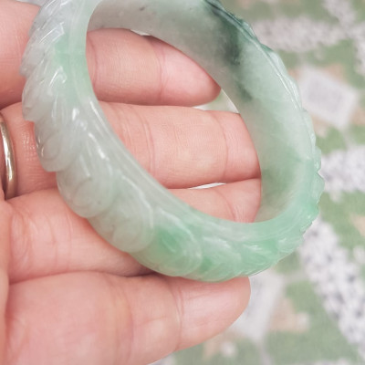 Vòng tay đá ngọc Cẩm Thạch dãy Đồng Tiền Tự nhiên Size 48mm x cao 13mm x dầy 7mm Màu trắng bóng ngọc ngà điểm xanh nhẹ đẹp may mắn tài lộc Nữ mệnh kim mệnh thủy tay nhỏ 35kg - 48kg đeo ạ