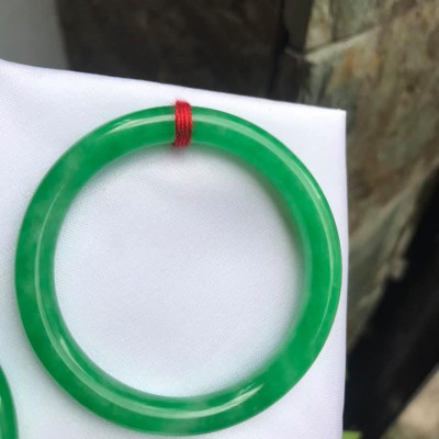 Vòng Tay Đá Cẩm Thạch LÝ KẾT MỚI 48MM MÀU XANH LÁ TƯƠI BÓNG  NỮ 35KG-50KG MẠNG MỘC HỎA