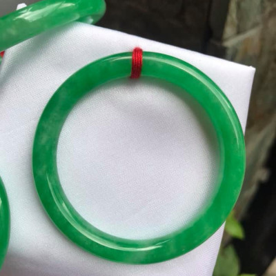 Vòng Tay Đá Cẩm Thạch LÝ KẾT MỚI 48MM MÀU XANH LÁ TƯƠI BÓNG  NỮ 35KG-50KG MẠNG MỘC HỎA