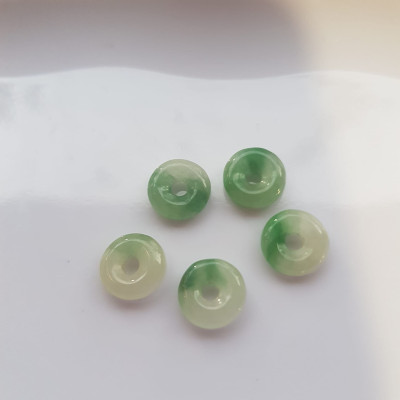 Bộ Trang sức Charm Vòng Tay gồm 5 đồng tiền may mắn tài lộc  Chất liệu đá cẩm thạch xanh Ngọc trắng tự nhiên bóng đẹp  Size hạt đk 9mm x đk cao 3mm x lỗ giữa đồng tiền 2mm nữ phối vòng tay và làm mặt dây chuyền đeo đẹp ạ