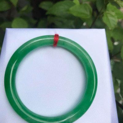 Vòng Tay Đá Cẩm Thạch LÝ KẾT MỚI 48MM MÀU XANH LÁ TƯƠI BÓNG  NỮ 35KG-50KG MẠNG MỘC HỎA