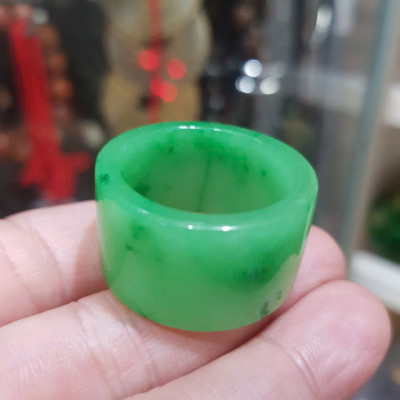 Nhẫn Càn Long Nam Xanh Ngọc Đẹp Ni TO 23mm x bản vuông cao 17mm x dầy 3mm Chất liệu Đá Cẩm Thạch Tự nhiên màu Xanh lá Hy Vọng Tươi quá đẹp chuẩn Hợp Nam mệnh Mộc Mệnh Hỏa đeo Ni 23mm lọt lòng ngón giữa ngón cái ạ