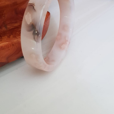 Vòng tay Nữ Mã Não Bản Vuông trắng bông hoa vân Ni 54mm x cao 13mm x dầy 6mm Nữ mệnh Kim mệnh Thủy 52kg - 55kg đeo đẹp xinh tay lắm ạ