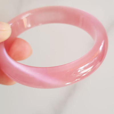 Vòng tay nữ đá mắt mèo hồng bản hẹ mới Ni 53mm x cao 13mm x dầy 7mm nữ 50kg - 57kg đeo màu hồng hồng nhẹ xinh tươi đẹp rẻ lắm chuẩn hợp nữ mệnh hỏa mệnh thổ ạ