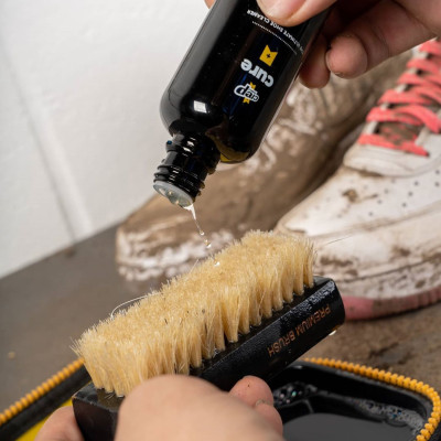 Bộ Vệ Sinh Giày Dép Crep Protect Cure Kit (gồm bàn chải, khăn lau, chai dung dịch vệ sinh 100ml và sách hướng dẫn) 