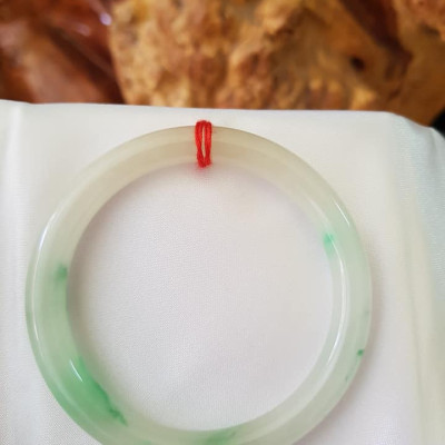 Vòng cẩm thạch tự nhiên A Sịn 48mm x 7mm màu Trắng VÂN XANH Lý lam vàng nhẹ 1 bên Size vòng 48mm x 7mm Bóng thiệt là đẹp ạ Chất liệu đá cẩm thạch tự nhiên Nữ tay nhỏ 35kg - 49kg ạ