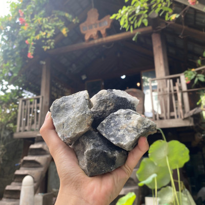 Đá thạch anh tóc đen thô vụn 4x6cm NHASAN rải sàn trấn trạch, chôn nền tăng sinh khí, bồi hoàn long mạch