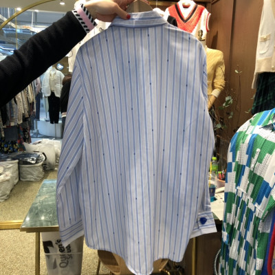 áo sơ mi form rộng, cách điệu nút sành điệu