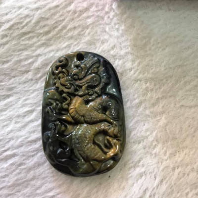 Mặt DÂY CHUYỀN RỒNG LƯỢN NGẬM CHÂU ĐÁ MẮT HỔ ĐEN XANH ÁNH VÀNG NHẸ TỰ NHIÊN  SIZE DÀI 44MM X NGANG 29MM X DẦY 8MM  NAM MỆNH THỦY MỆNH MỘC