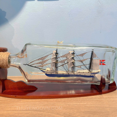 Thuyền chai trang trí, thuyền chai dáng vuông phong thủy, thuyền gỗ trang trí, decor phòng họp, bàn làm việc