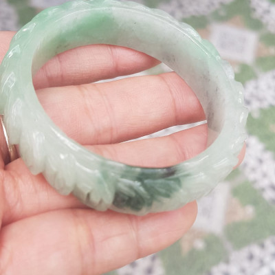 Vòng tay đá ngọc Cẩm Thạch dãy Đồng Tiền Tự nhiên Size 48mm x cao 13mm x dầy 7mm Màu trắng bóng ngọc ngà điểm xanh nhẹ đẹp may mắn tài lộc Nữ mệnh kim mệnh thủy tay nhỏ 35kg - 48kg đeo ạ