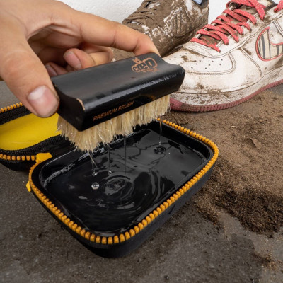 Bộ Vệ Sinh Giày Dép Crep Protect Cure Kit (gồm bàn chải, khăn lau, chai dung dịch vệ sinh 100ml và sách hướng dẫn) 