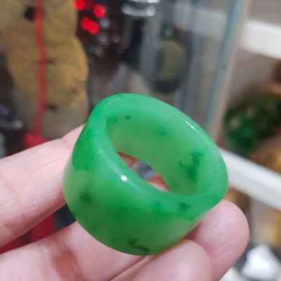Nhẫn Càn Long Nam Xanh Ngọc Đẹp Ni TO 23mm x bản vuông cao 17mm x dầy 3mm Chất liệu Đá Cẩm Thạch Tự nhiên màu Xanh lá Hy Vọng Tươi quá đẹp chuẩn Hợp Nam mệnh Mộc Mệnh Hỏa đeo Ni 23mm lọt lòng ngón giữa ngón cái ạ