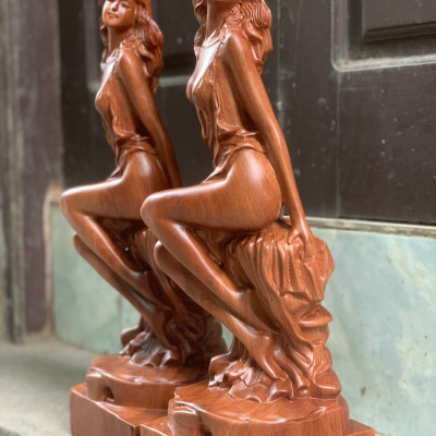 Tượng thiếu nữ nghệ thuật trang trí bằng gỗ hương kt cao 40cm