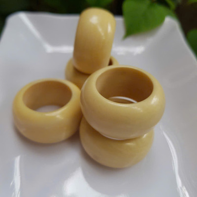 Nhẫn Nam Giả Ngà hay Xương Mỹ Nghệ màu trắng Ni 20mm Cao 16mm Dầy 5mm Dành Cho Các Anh Nam đeo nhẫn ngón tay cái hay bất kỳ ngón tay nào ni lọt vừa tay là 20mm rẻ vẫn đẹp như thường ạ