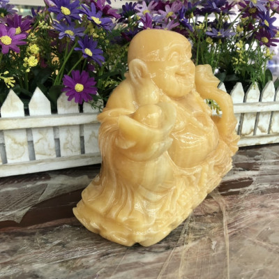 Tượng Phật Di Lặc ngồi cầm thỏi vàng và gậy như ý phong thủy đá ngọc hoàng long - Dài 20 cm