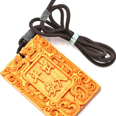 Vòng cổ mặt gỗ ngọc am khắc chữ Xuất Nhập Bình An MG102