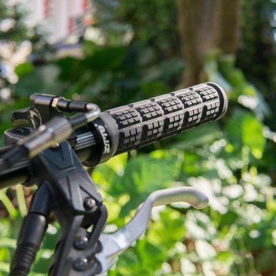 Nắp tay cầm cho xe đạp AG38 sử dụng chất liệu cao su mềm nhẹ.