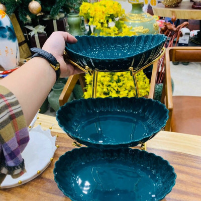 KHAY ĐỰNG BÁNH KẸO HOA QUẢ SỨ 3 TẦNG VIỀN VỎ SÒ CÓ GIÁ BẰNG KIM LOẠI - ANTH663