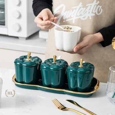 HŨ ĐỰNG GIA VỊ BẰNG SỨ KIỂU DÁNG ỚT CHUÔNG PHONG CÁCH VINTAGE | BỘ GIA VỊ SỨ 3 KÈM ĐẾ SỨ CAO CẤP KẺ CHỈ VÀNG KIM DECOR